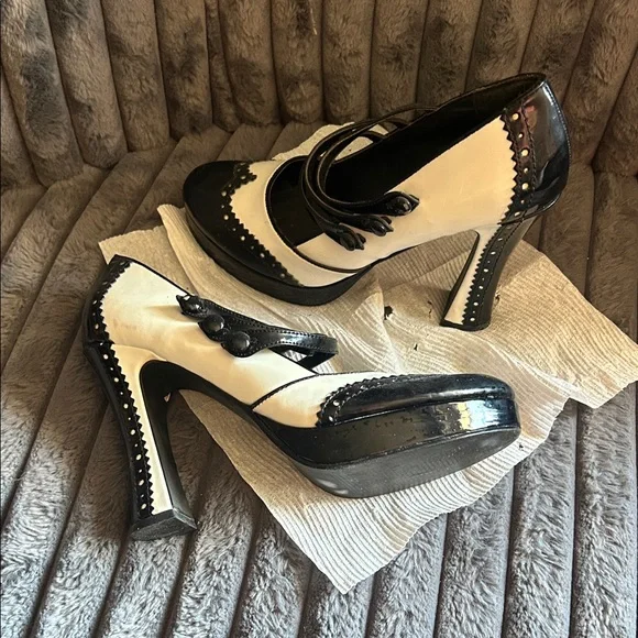 Ellie Elegant Black and White Pinup Heels - Picture 1 of 6